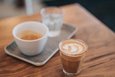 Café y vaso de agua